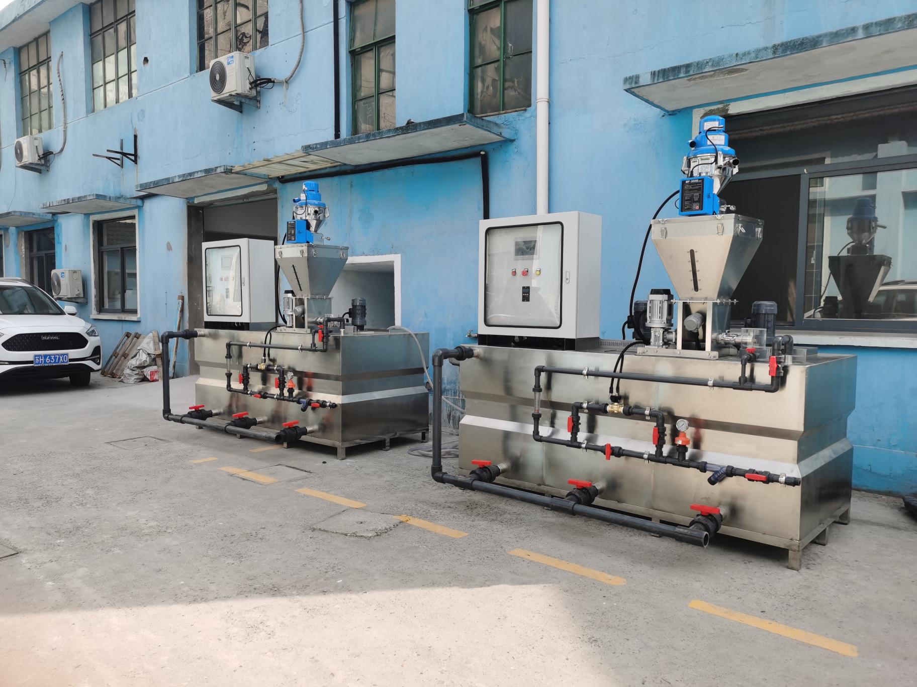本機小巧玲瓏，主要由1、電控系統，2、料斗，3、定量干粉投加器，  4、攪拌機，5、溶液箱，6、排空系統，7、給水系統組成